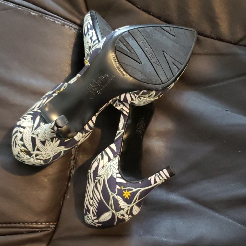 Pumps - Picture 2 of 2